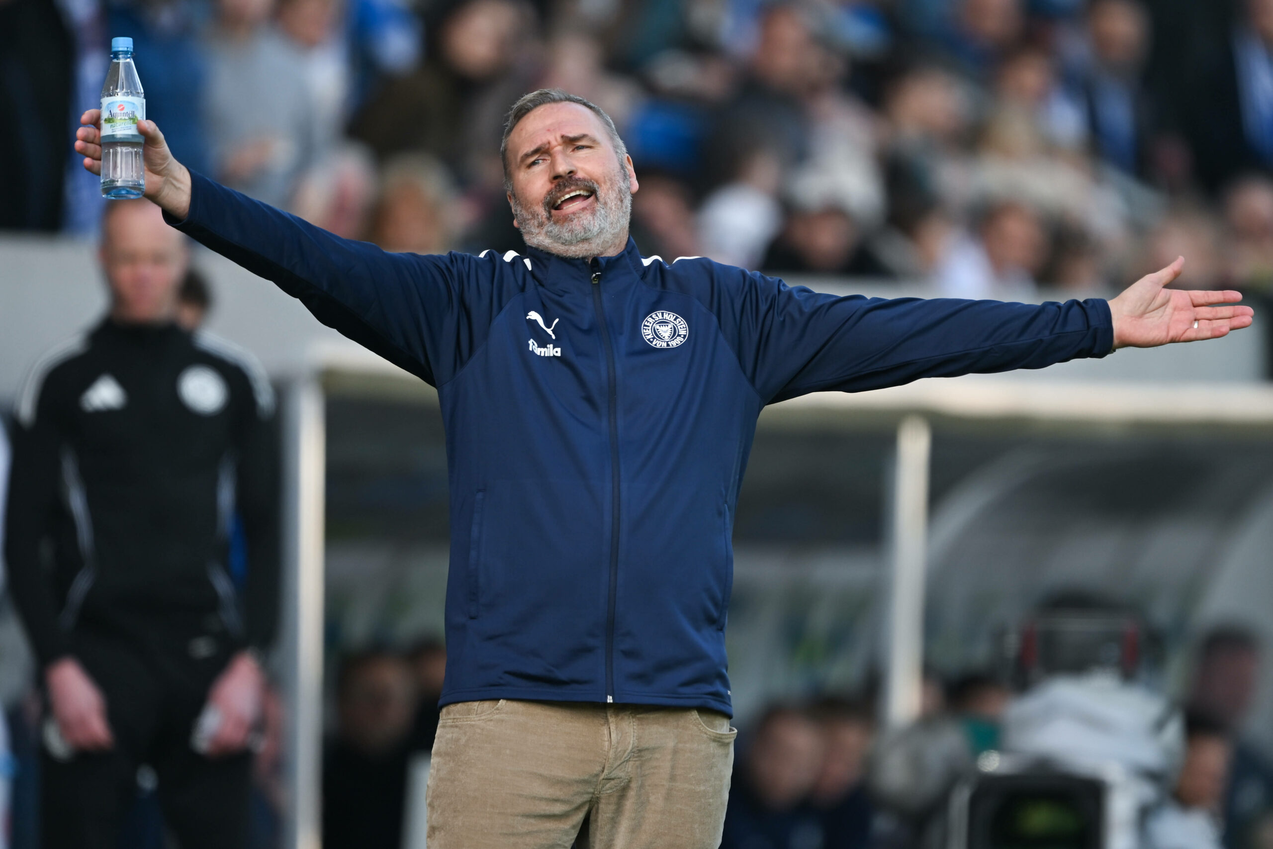 Tim Walter breitet die Arme aus, beschwert sich