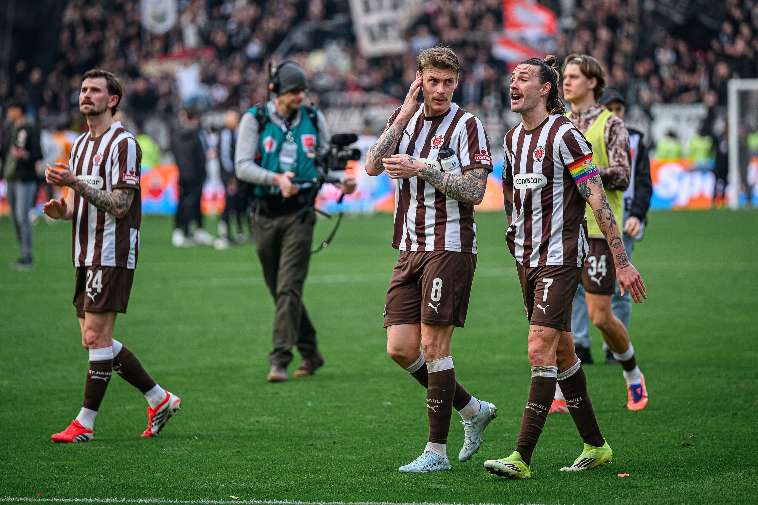 Eric Smith und Jackson Irvine sprechen miteinander