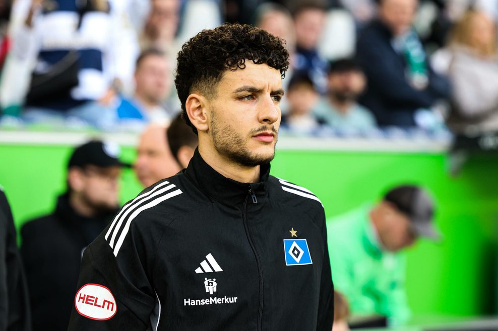 Daniel Elfadli schaut ernst