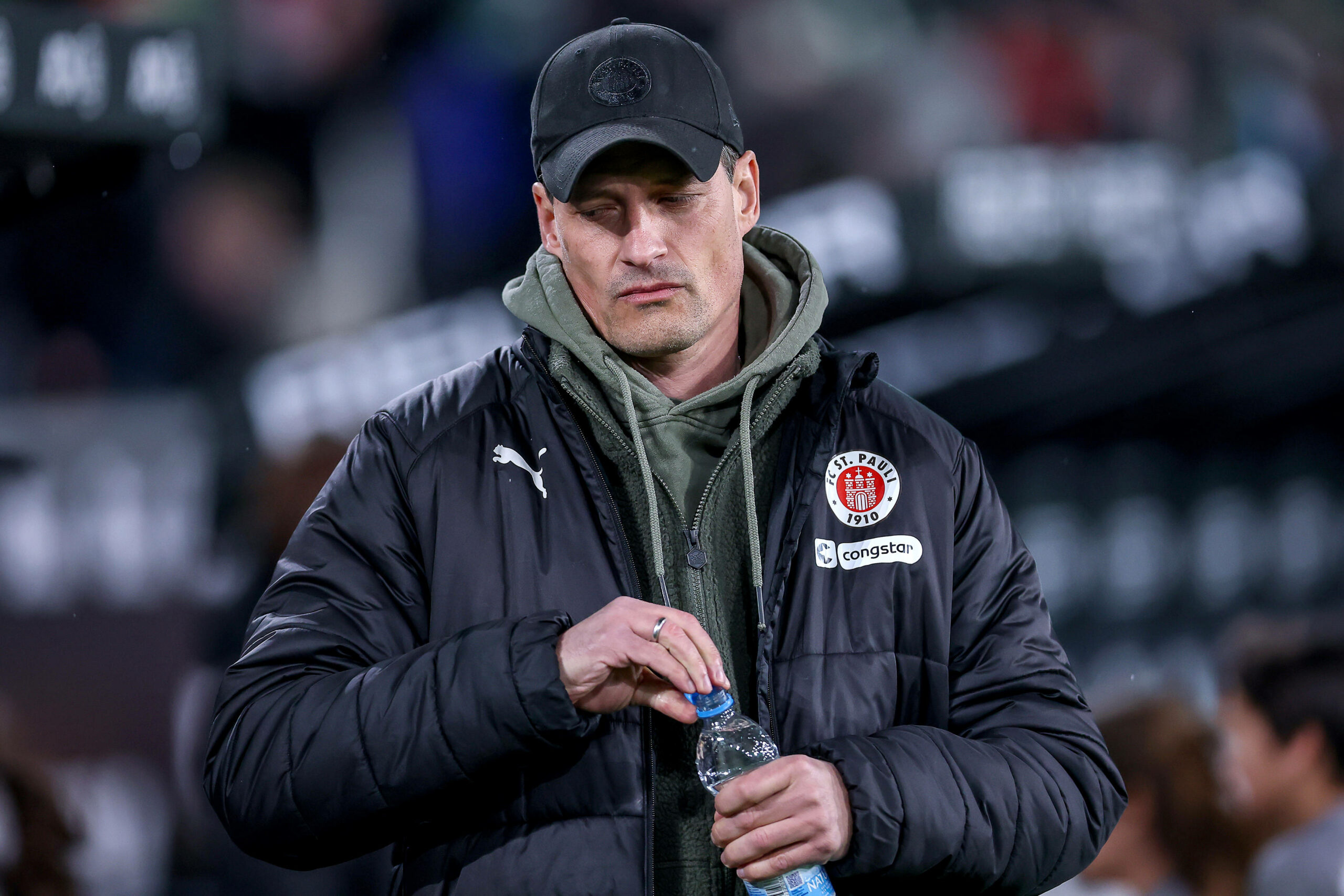 St. Pauli-Trainer Alexander Blessin schaut ernst