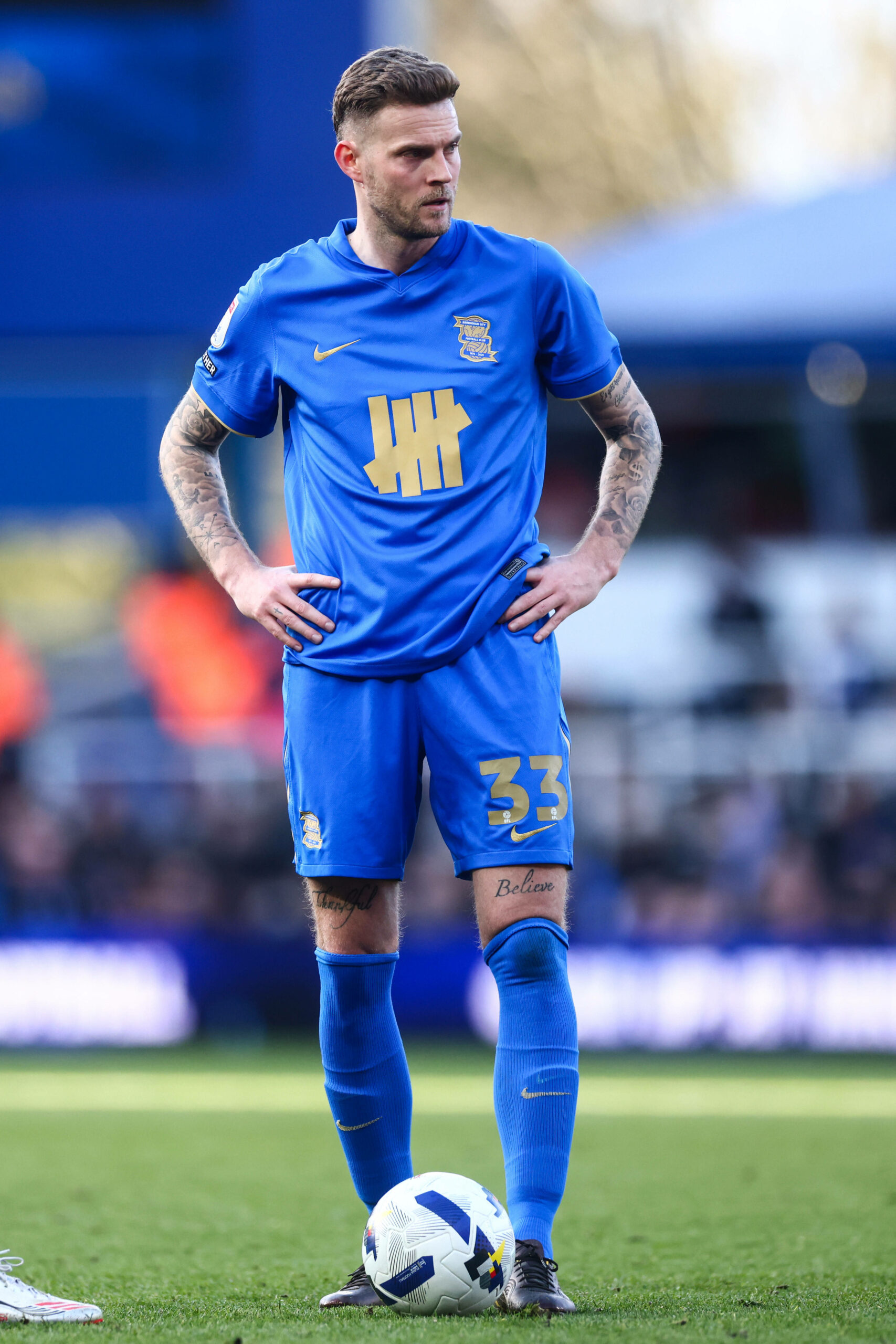 Marvin Ducksch steht neben dem Ball