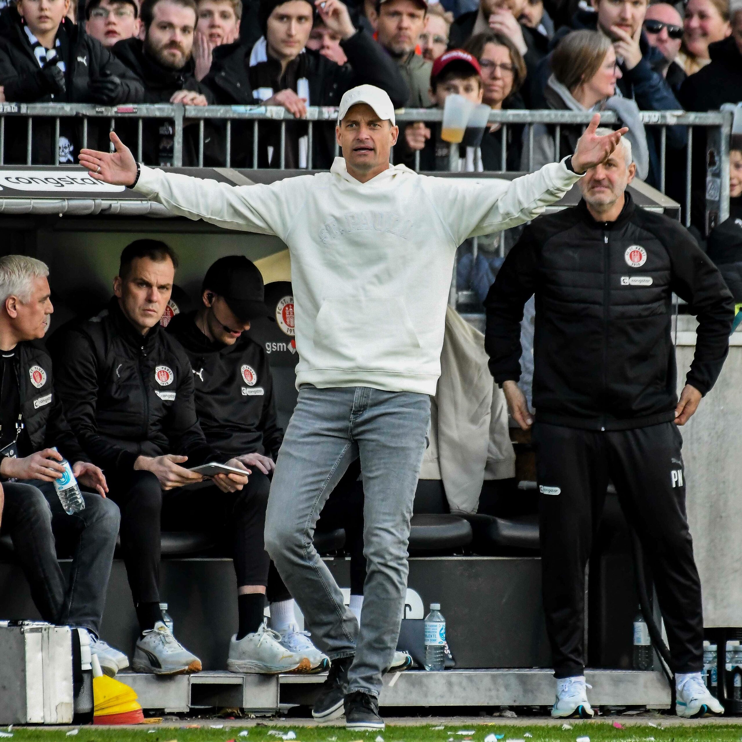 St. Pauli-Trainer Alexander Blessin breitet die Arme aus