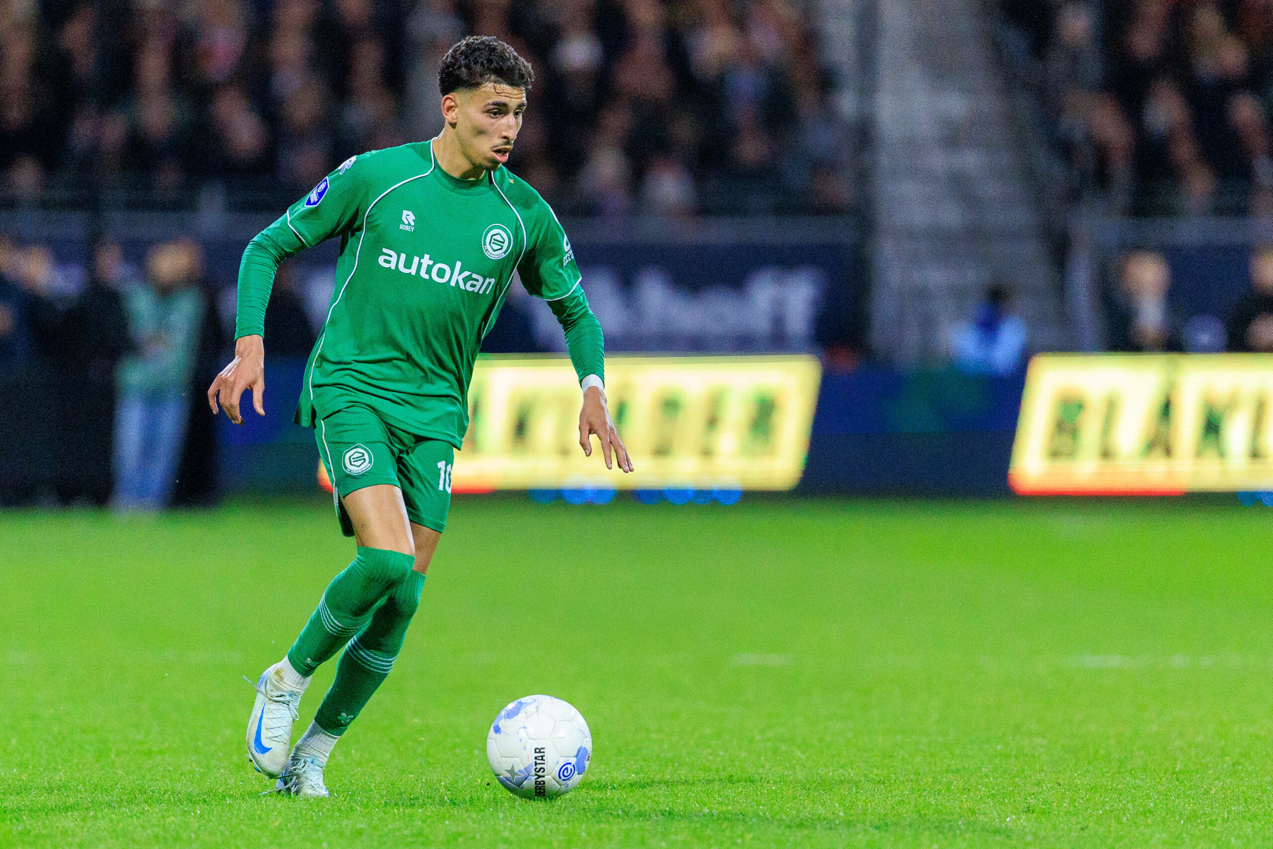 Younes Taha führt den Ball
