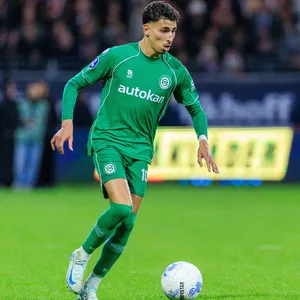 Younes Taha führt den Ball