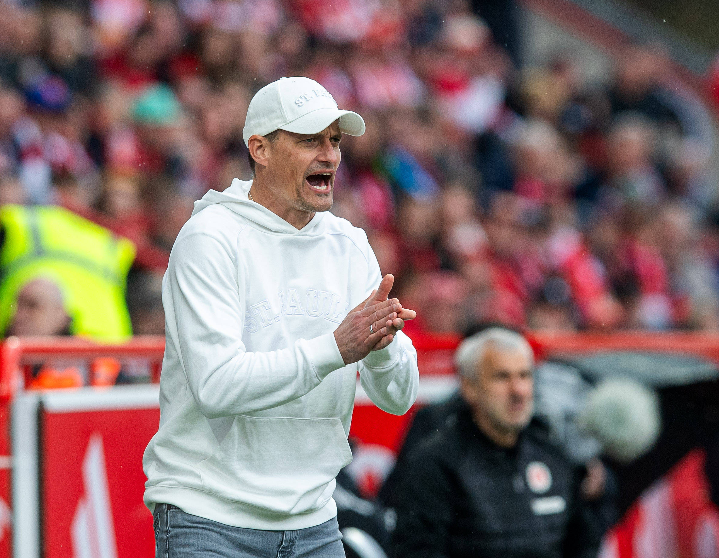 St. Pauli-Trainer Alexander Blessin klatscht in die Hände