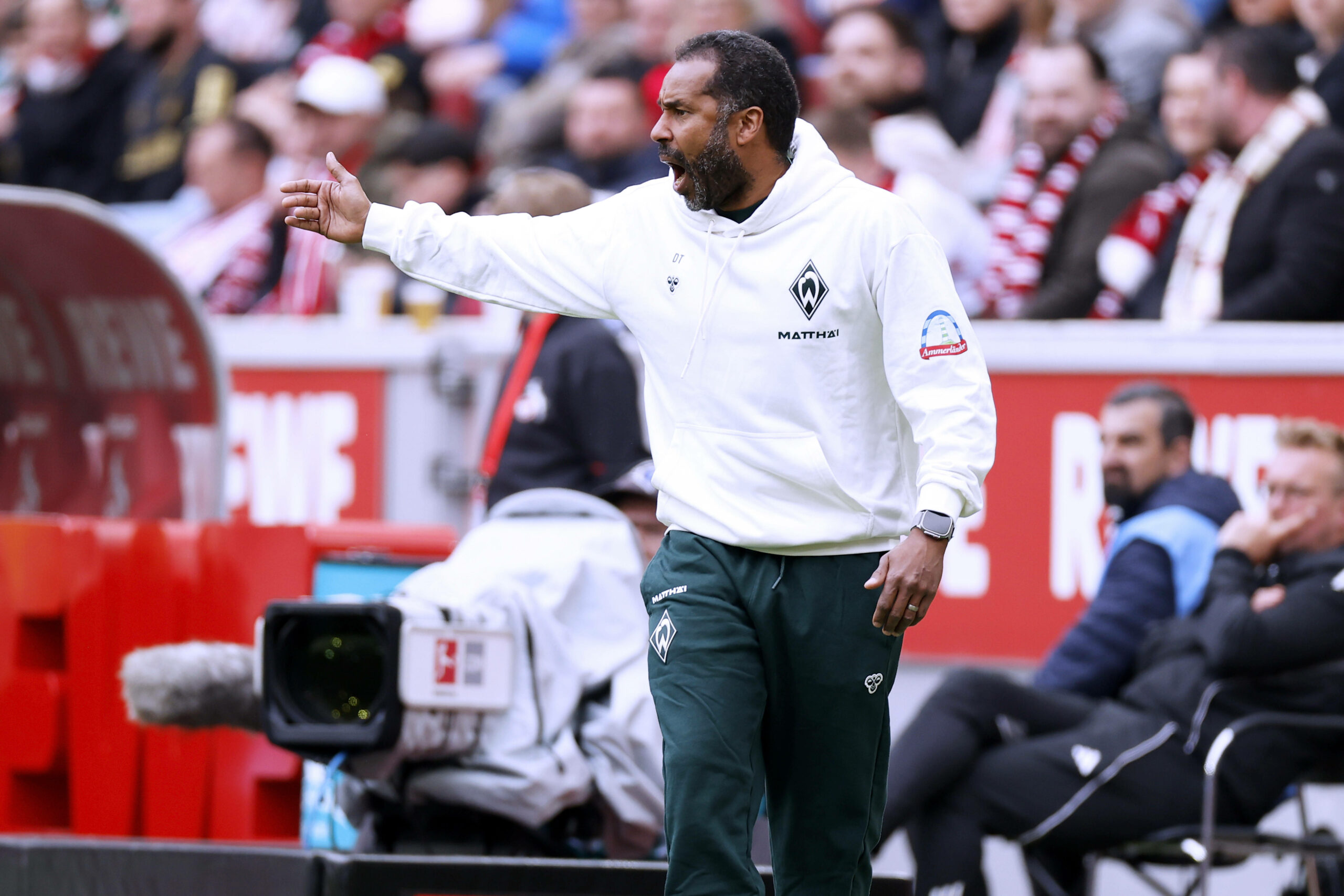 Daniel Thioune ruft und gestikuliert am Seitenrand