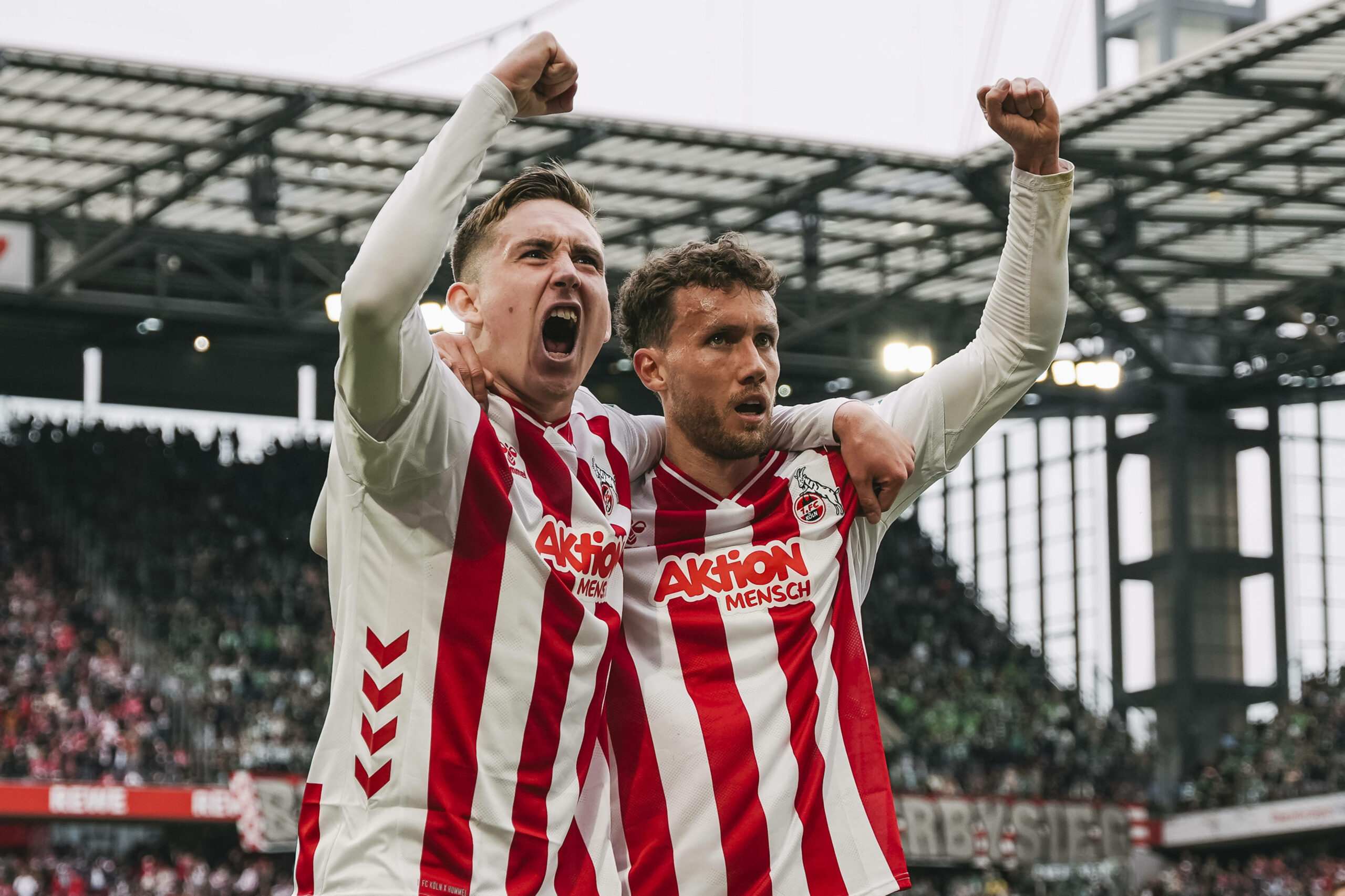 Isak Johannesson und Luca Waldschmidt jubeln