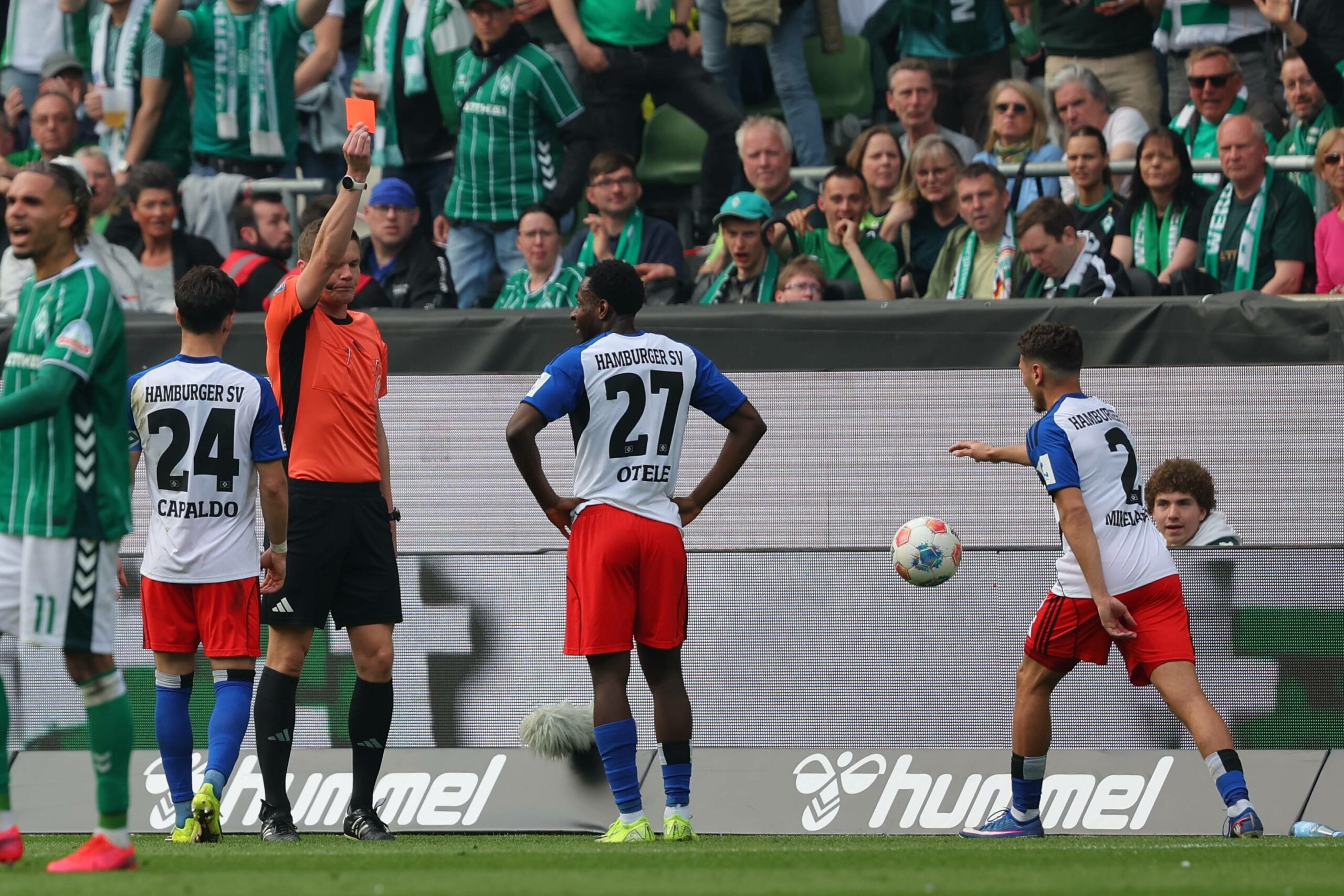 Florian Exner zeigt Philip Otele die Rote Karte