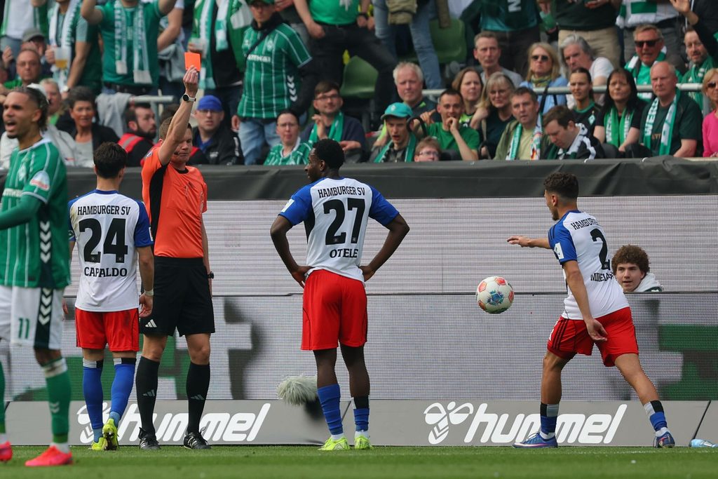 Florian Exner zeigt Philip Otele die Rote Karte
