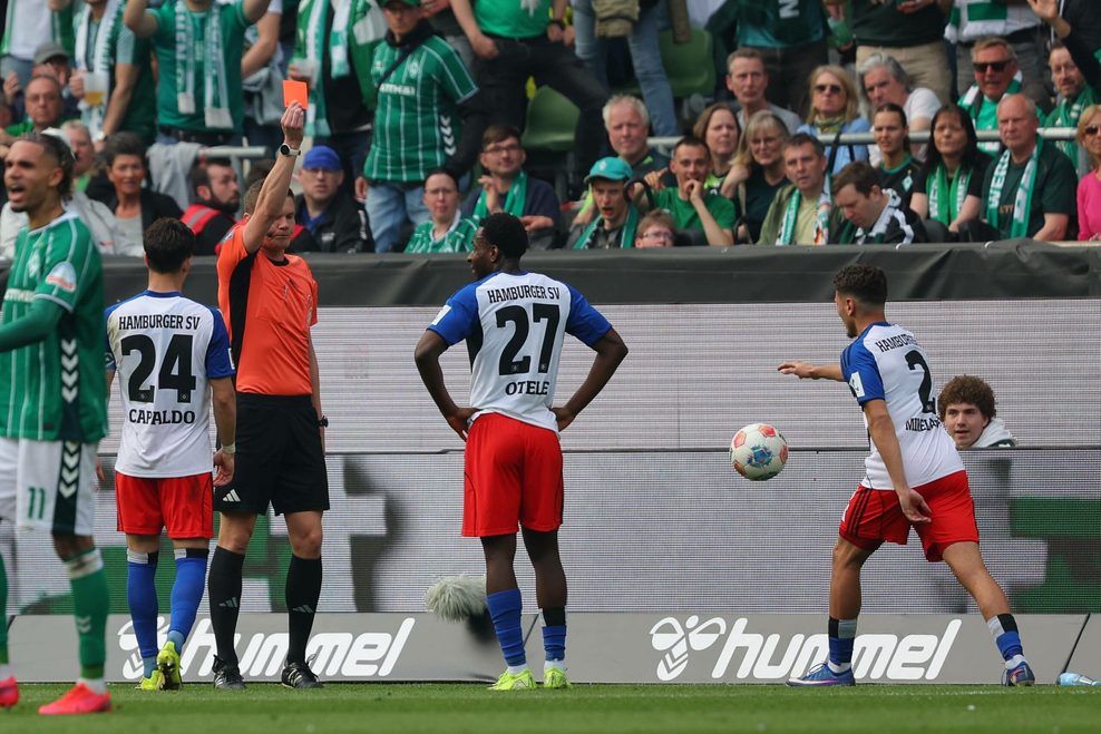 Florian Exner zeigt Philip Otele die Rote Karte