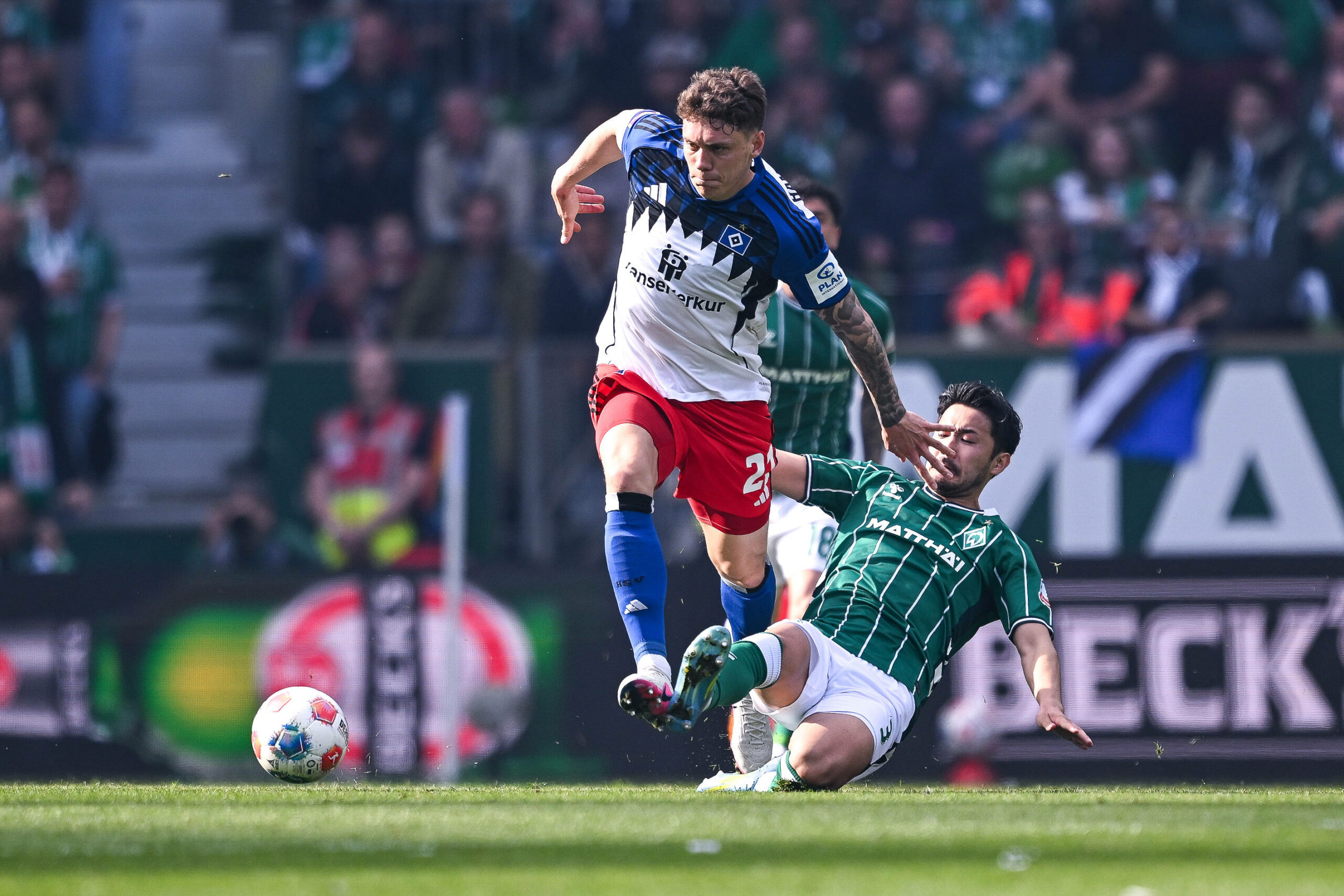 Remberg läuft mit dem Ball