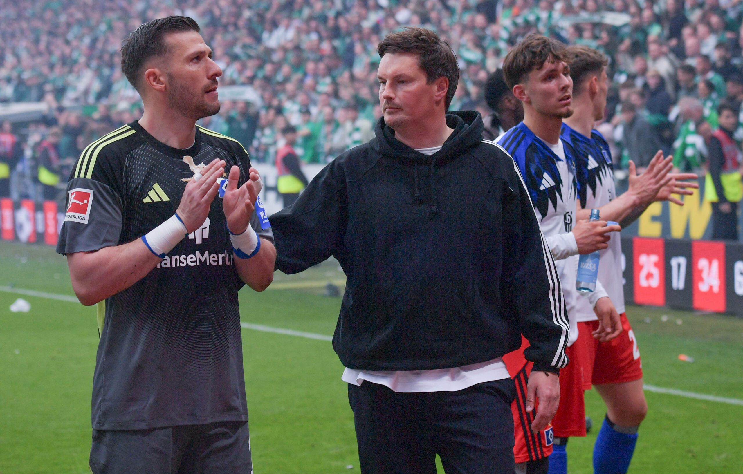 Daniel Heuer Fernandes und Merlin Polzin vor den HSV-Fans