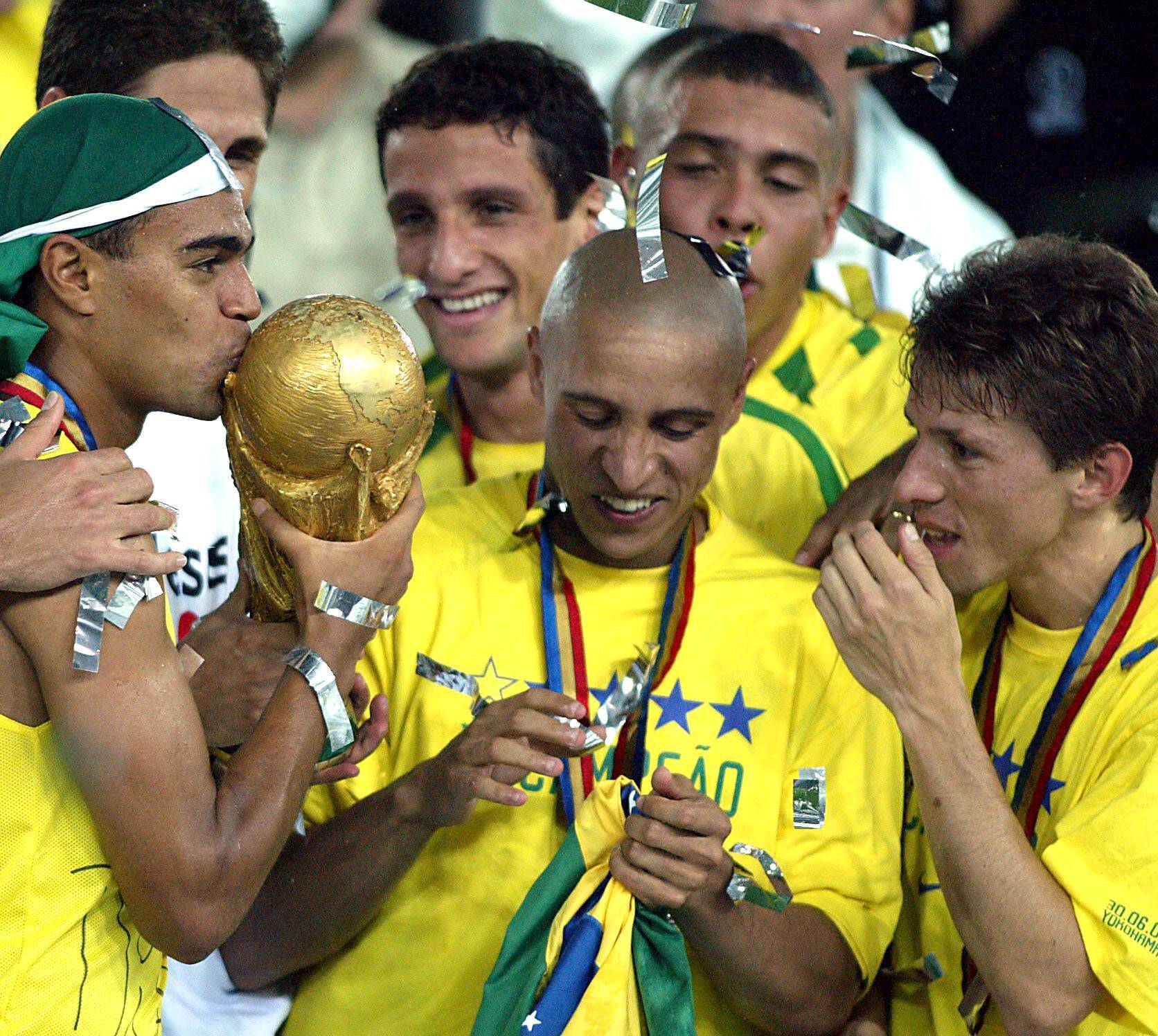 Roberto Carlos (Mitte) mit dem WM-Pokal