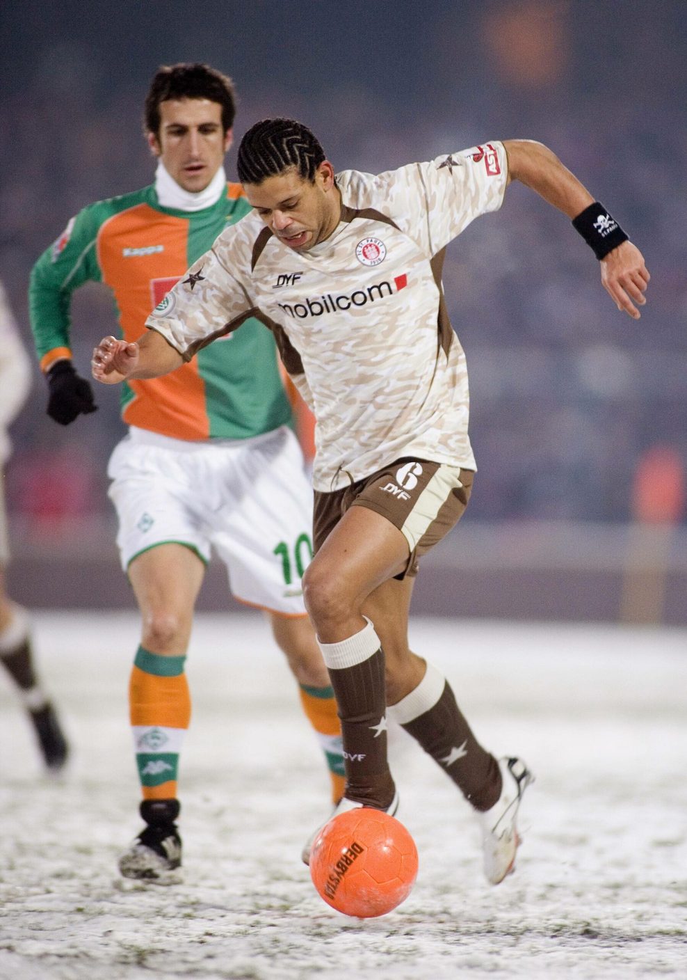 Michél Mazingu Dinzey im Zweikampf mit Johan Micoud