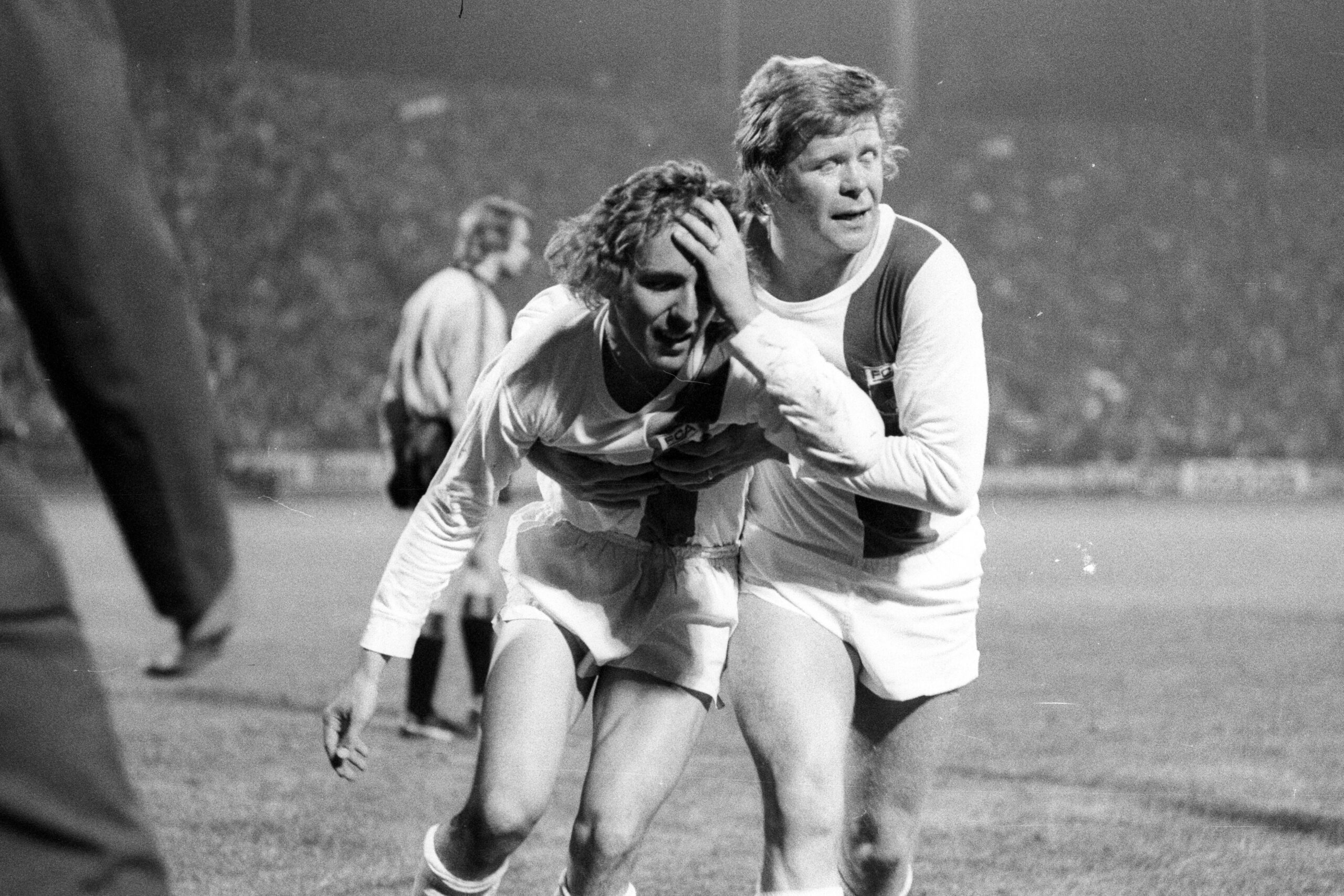 Augsburgs Star Helmut Haller stützt seinen Mitspieler Hans Jörg.