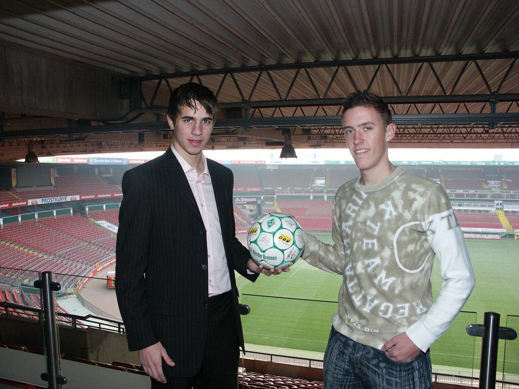 Martin Harnik und Max Kruse posieren nach ihrem Wechsel zum SV Werder Bremen