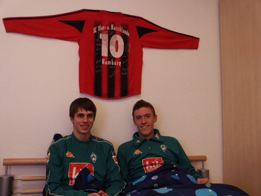 Martin Harnik und Max Kruse sitzen im Werder-Trikot nebeneinander