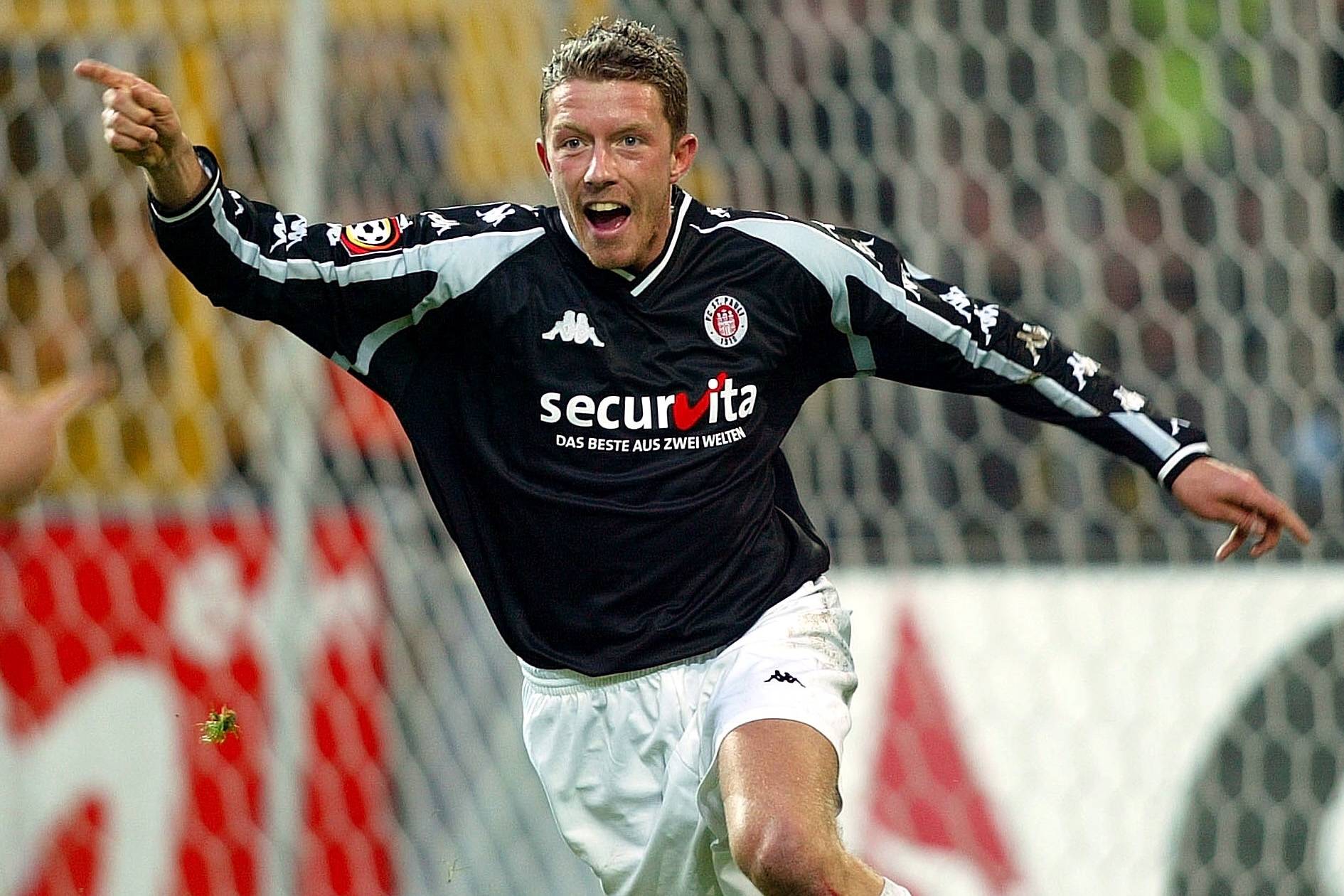 Nico Patschinski jubelt über das 1:0 in Dortmund 2002.