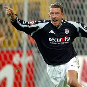 Nico Patschinski jubelt über das 1:0 in Dortmund 2002.