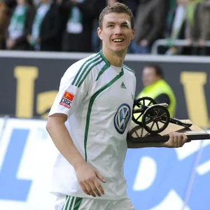 Edin Dzeko im Wolfsburg-Trikot mit der Torjägerkanone