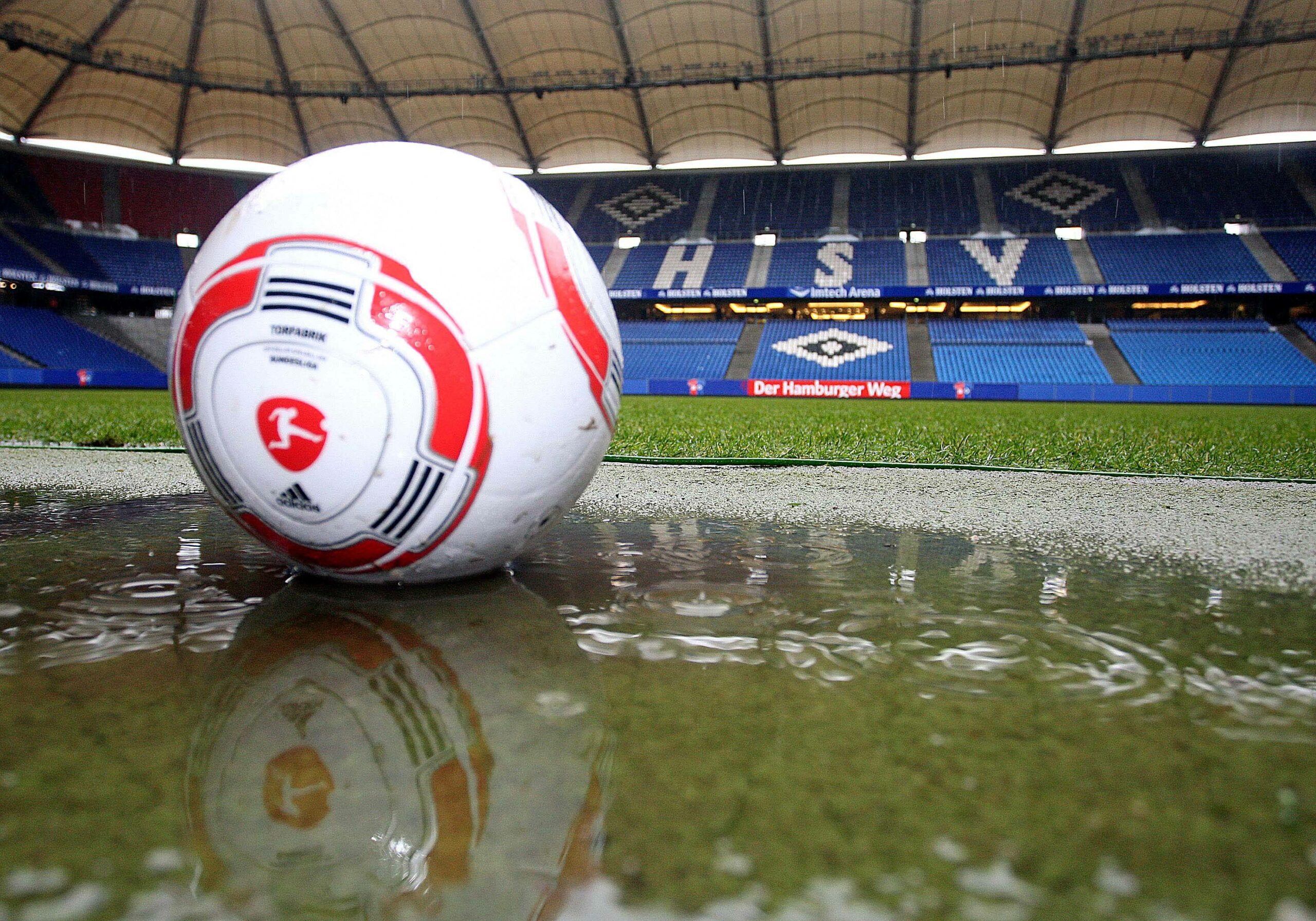 Ein Fußball liegt in einer Pfütze im HSV-Stadion