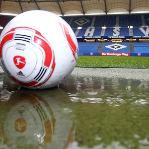 Ein Fußball liegt in einer Pfütze im HSV-Stadion