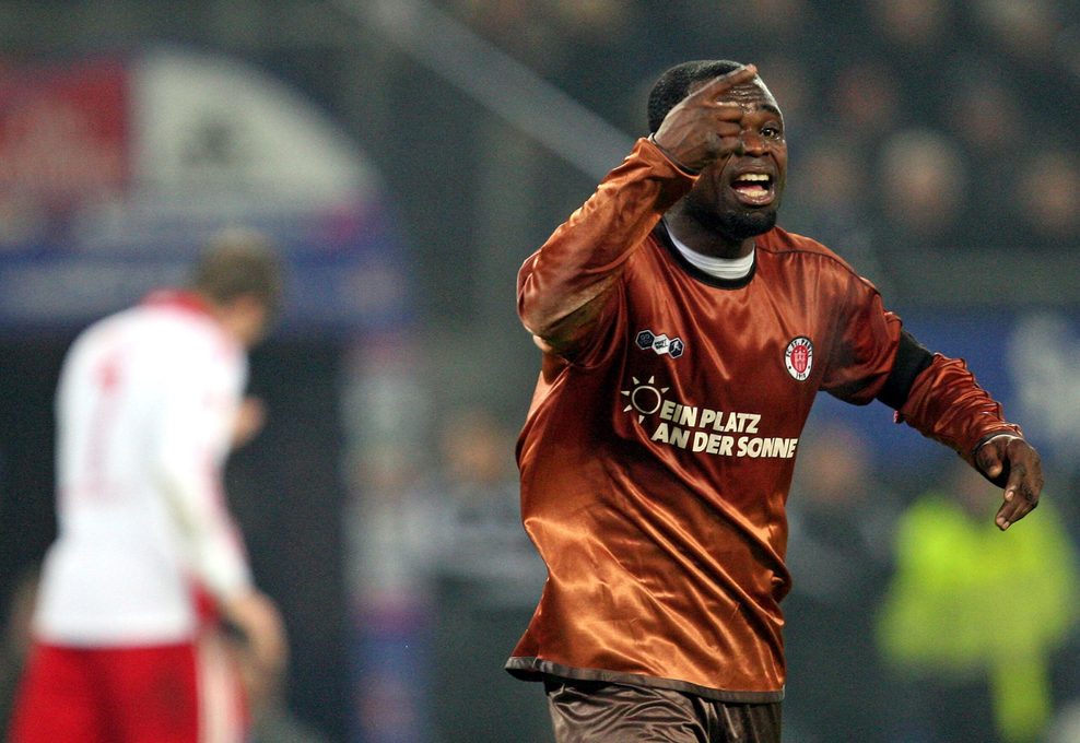 Gerald Asamoah macht Anweisungen