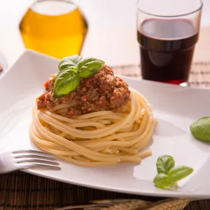 Ein Teller Spaghetti mit veganer Bolognese