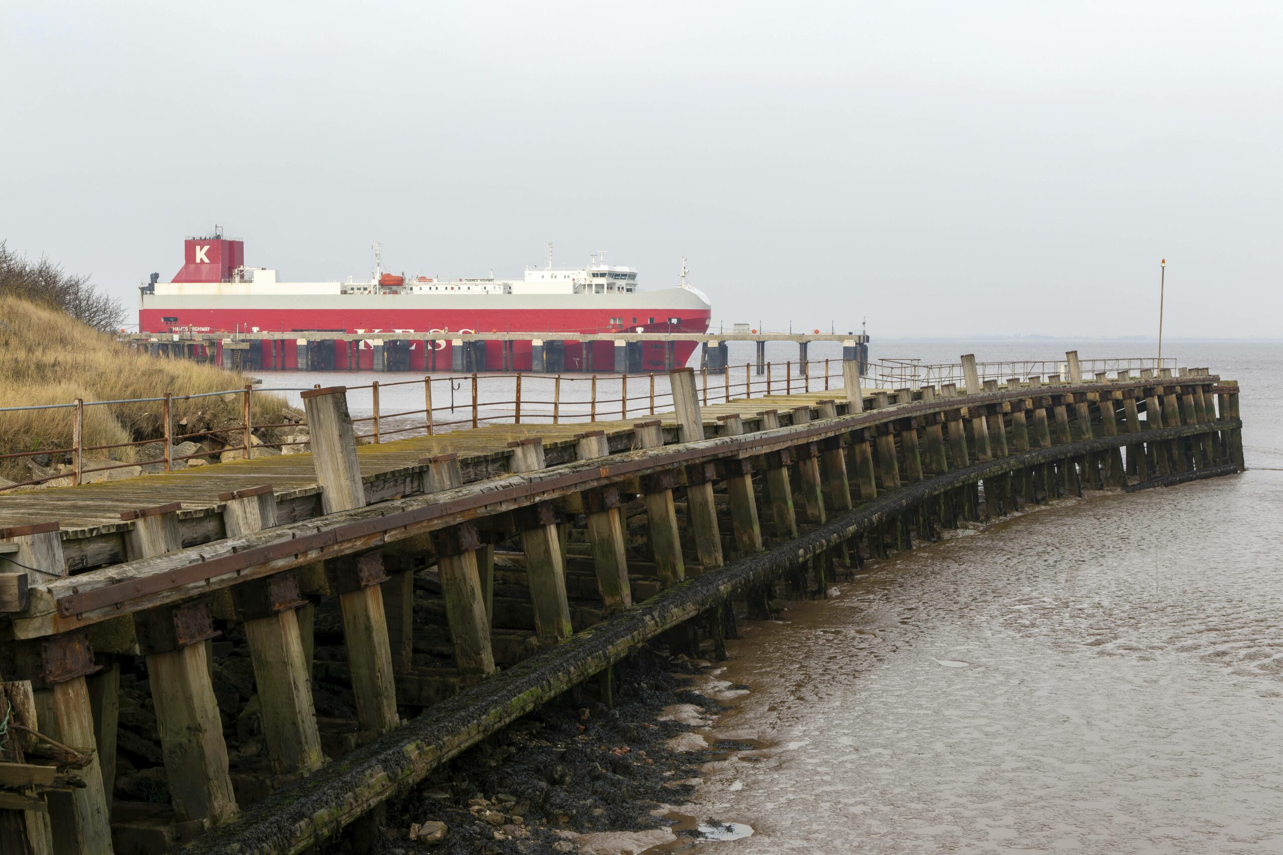 Die „Thames Highway“, ein Autotransporter, treibt nach einem Feuer manövrierunfähig auf der Nordsee (Archivbild).