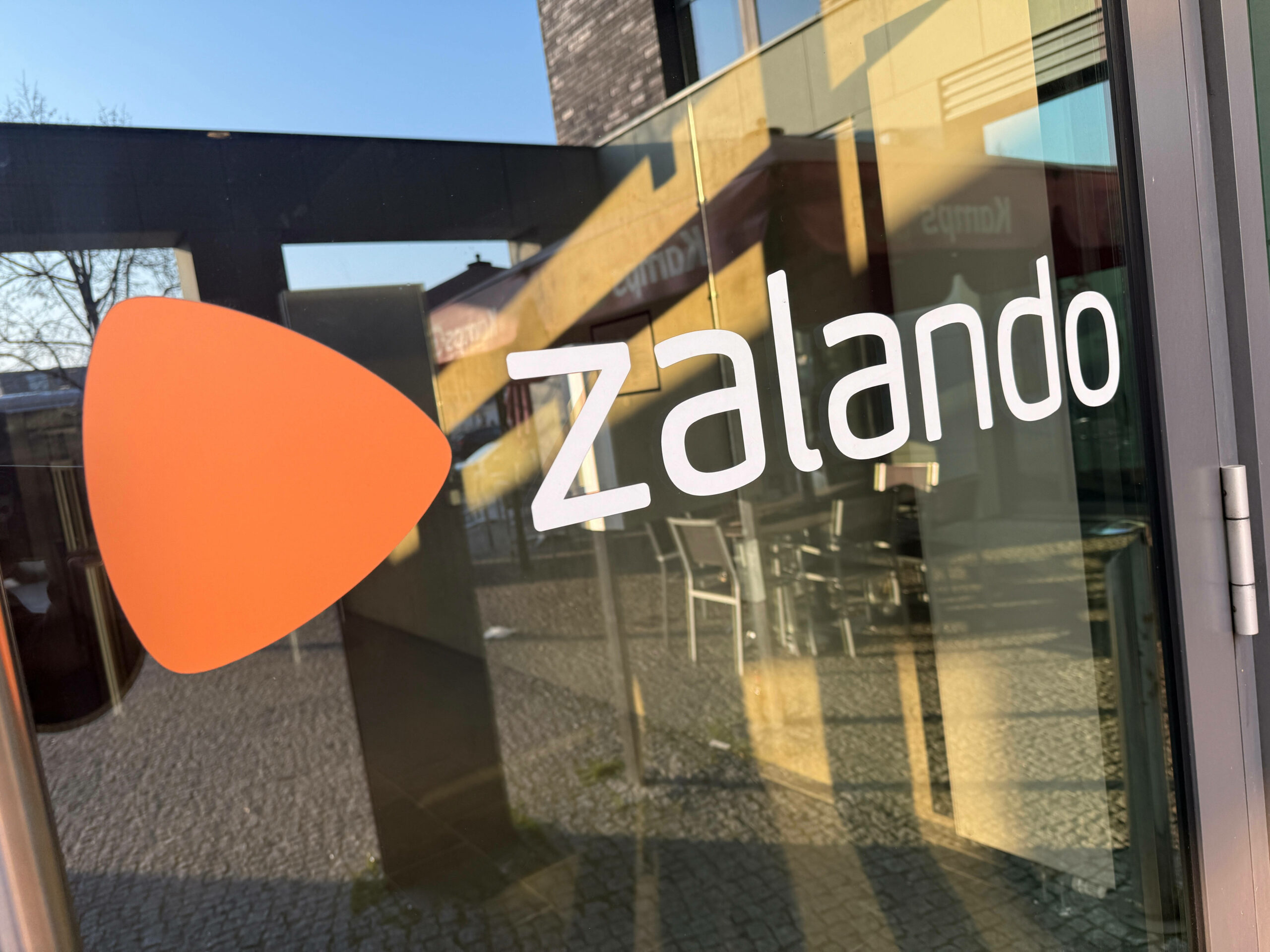 Zalando schließt einen Standort mit 2700 Beschäftigten (Symbolbild).