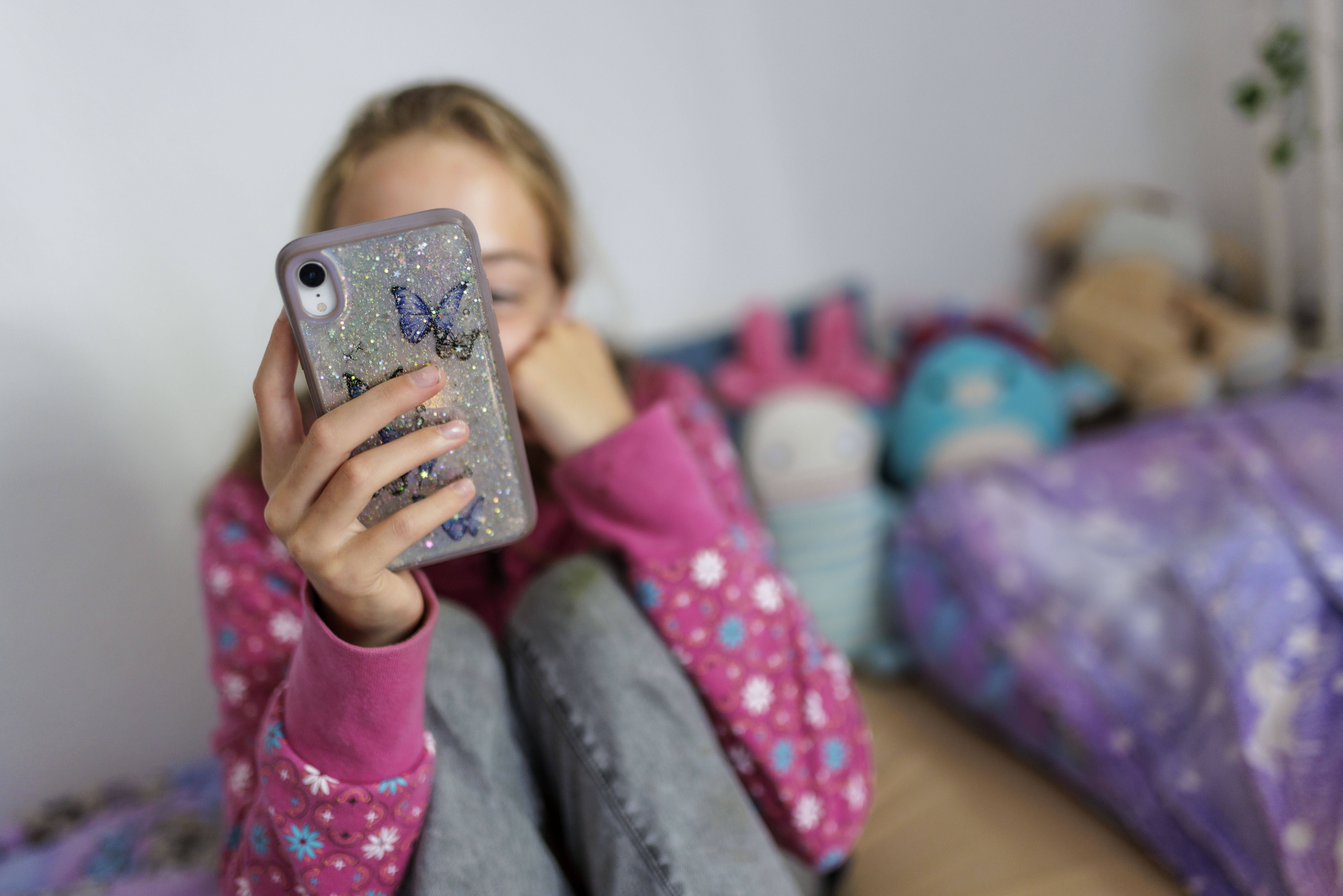 Ein Mädchen am Handy. In Australien zeigt das Social-Media-Verbot für unter 16-Jährige jetzt Wirkung.