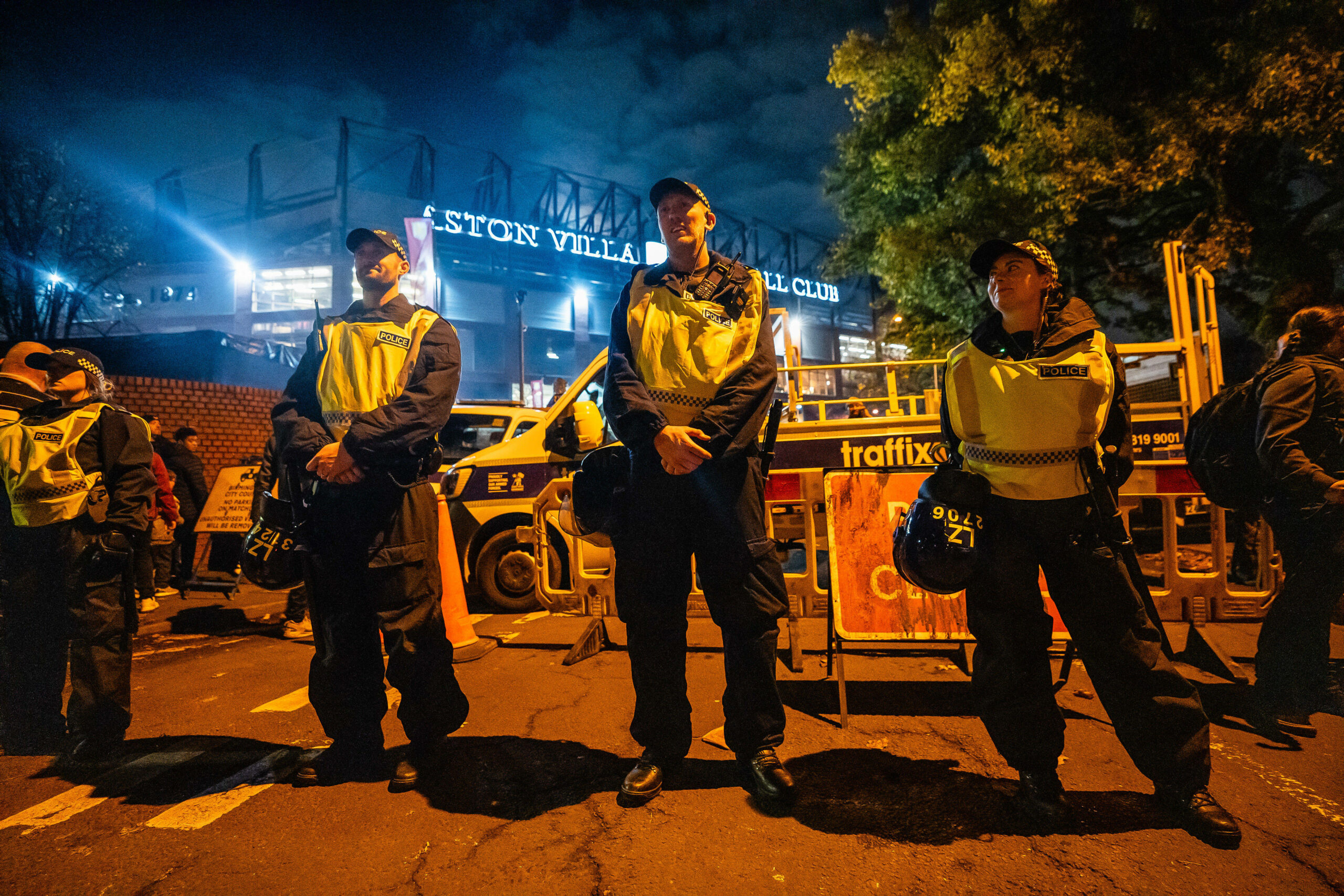 Polizisten sperren Stadion ab