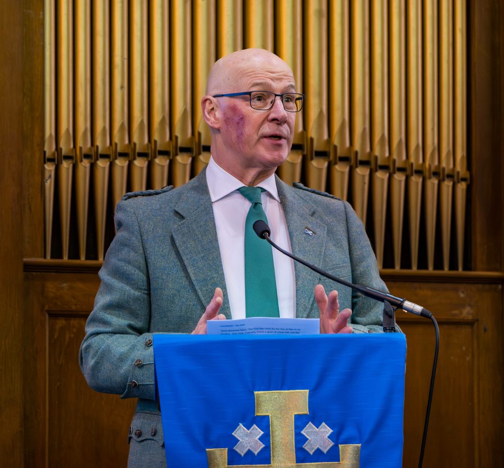 John Swinney spricht in ein Mikrofon