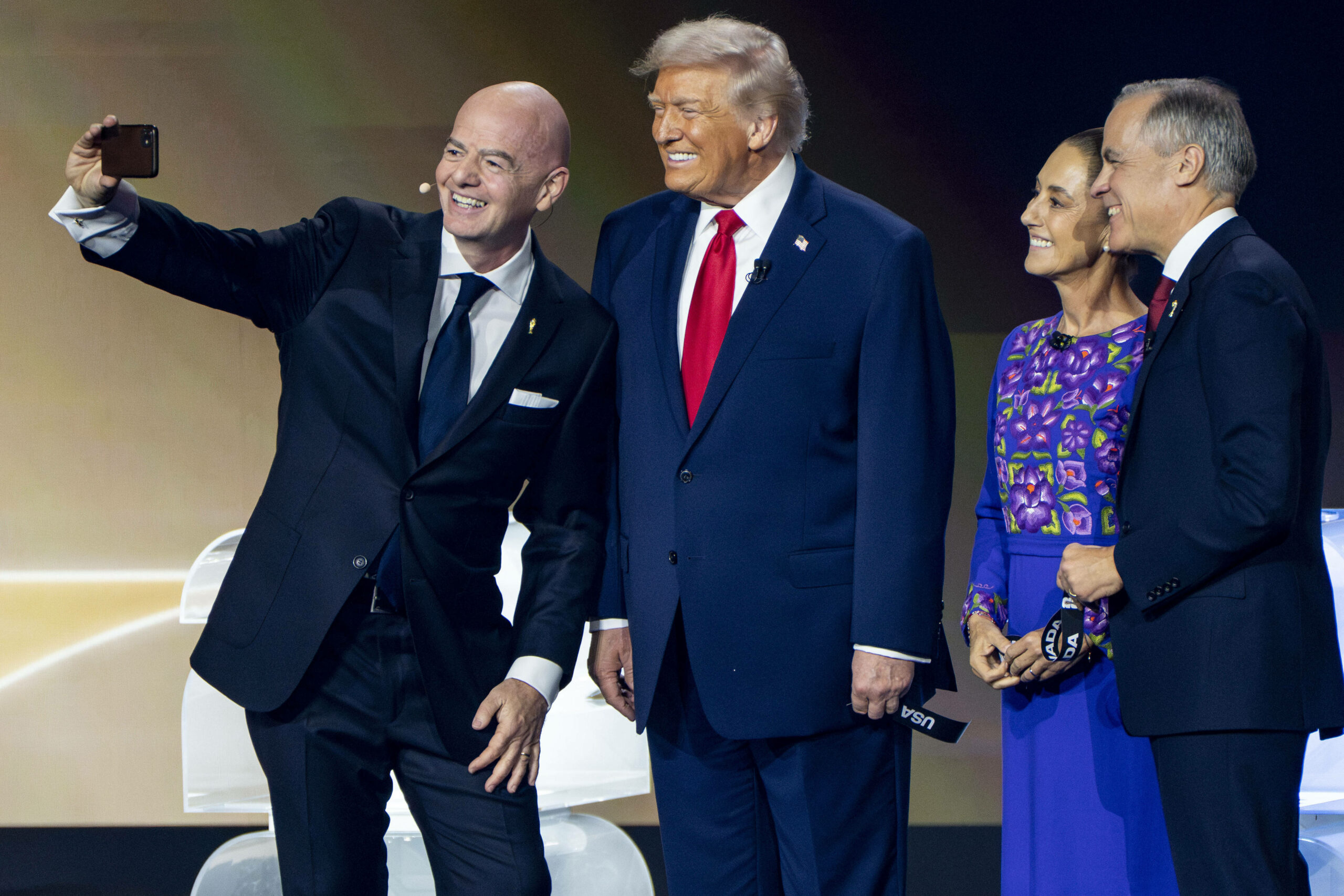 FIFA-Boss Gianni Infantino und US-Präsident Donald Trump bei der WM-Auslosung Anfang Dezember beim Selfiemachen.