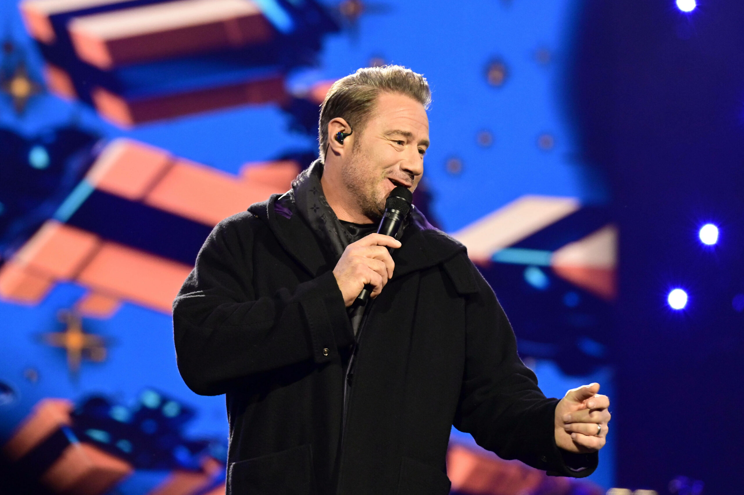 Der Sänger Sasha bei einem Auftritt 2025.
