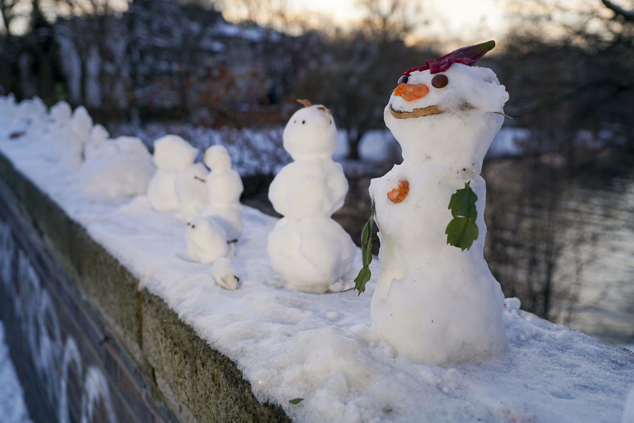 Schneemann-Parade auf der Brücke