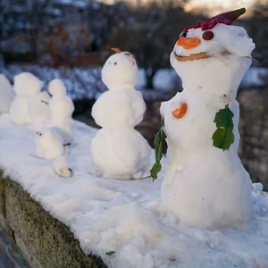 Schneemann-Parade auf der Brücke