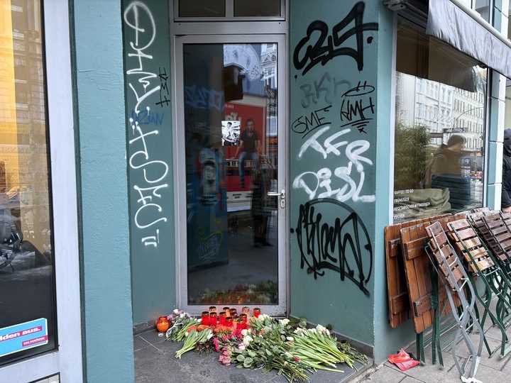 Blumen liegen vor dem „Lily of the Valley“