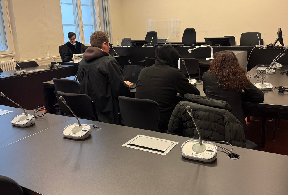 Arman D. sitzt mit dem Rücken zum Zuschauerraum in Saal 388 des Hamburger Landgerichtes.