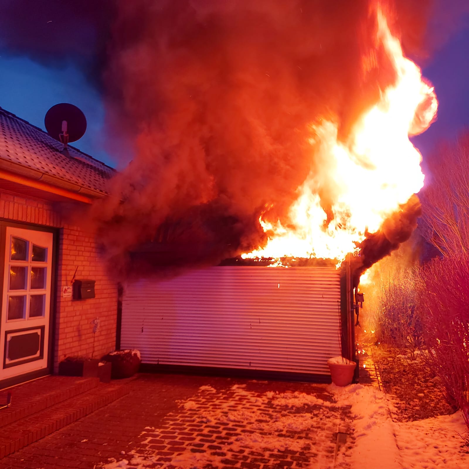 Garagenbrand greift in Warwerort auf Wohnhaus über – stundenlange Löscharbeiten