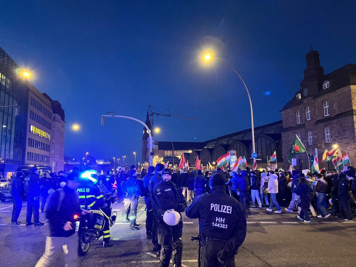 Am Dienstagnachmittag haben sich am Hamburger Hauptbahnhof mehr als 1000 pro-kurdische Demonstrierende versammelt.