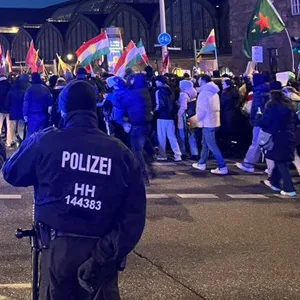 Am Dienstagnachmittag haben sich am Hamburger Hauptbahnhof mehr als 1000 pro-kurdische Demonstrierende versammelt.