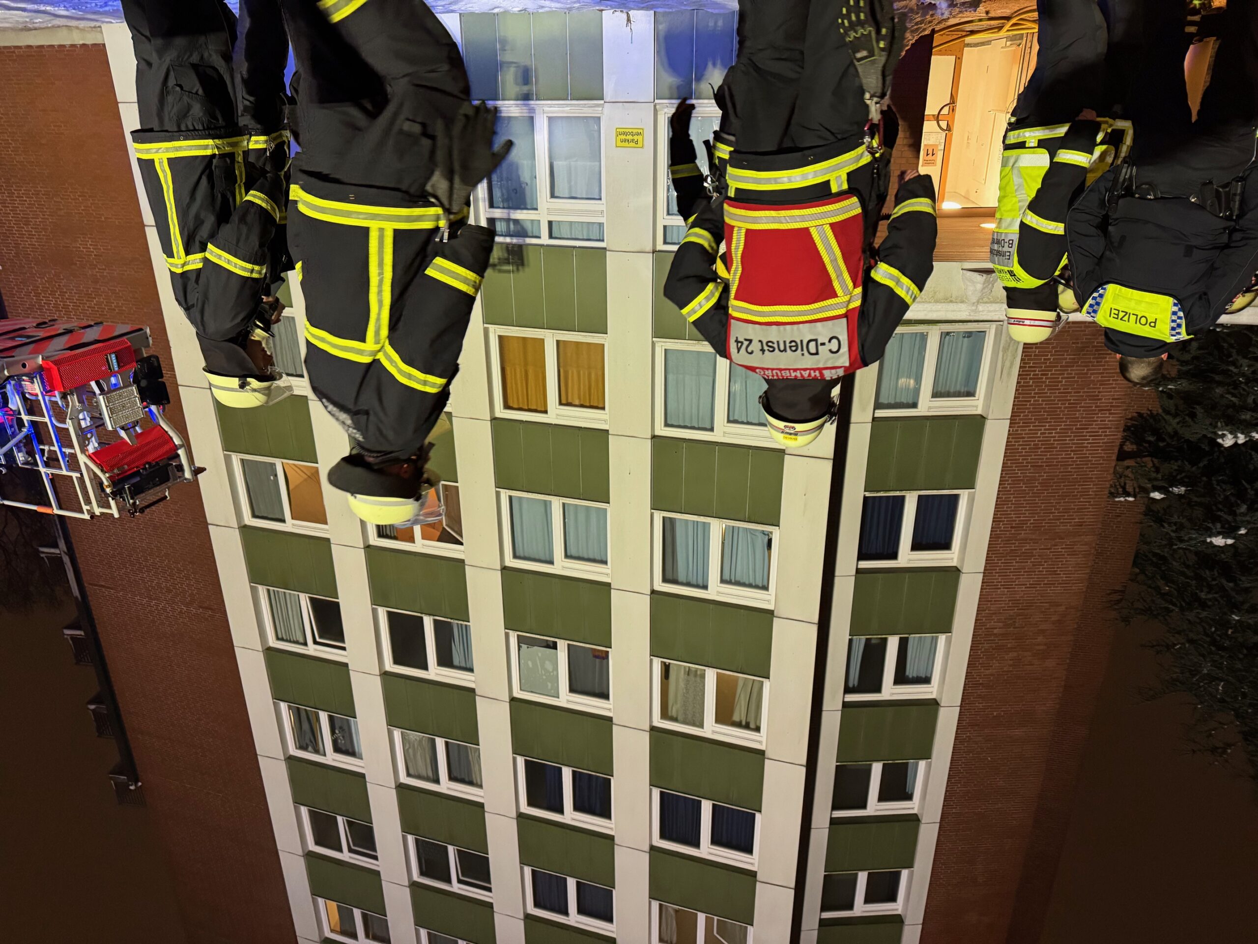 Das Feuer brach am frühen Abend in der Wohnungslosenunterkunft aus.