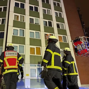Das Feuer brach am frühen Abend in der Wohnungslosenunterkunft aus.