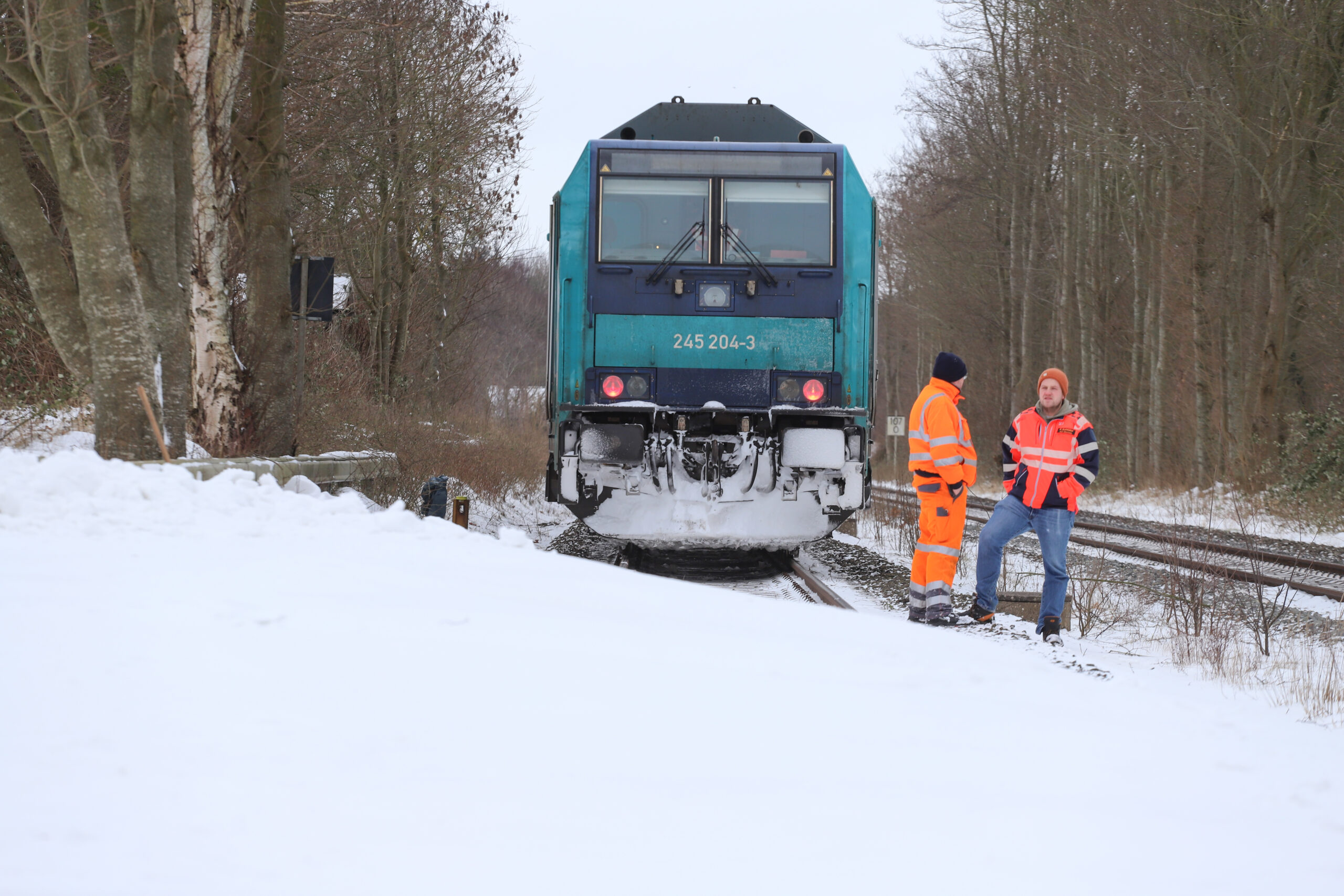 Im Norden: Große Schneewehe stoppt Regionalzug - dadurch kommt es zu Verspätungen