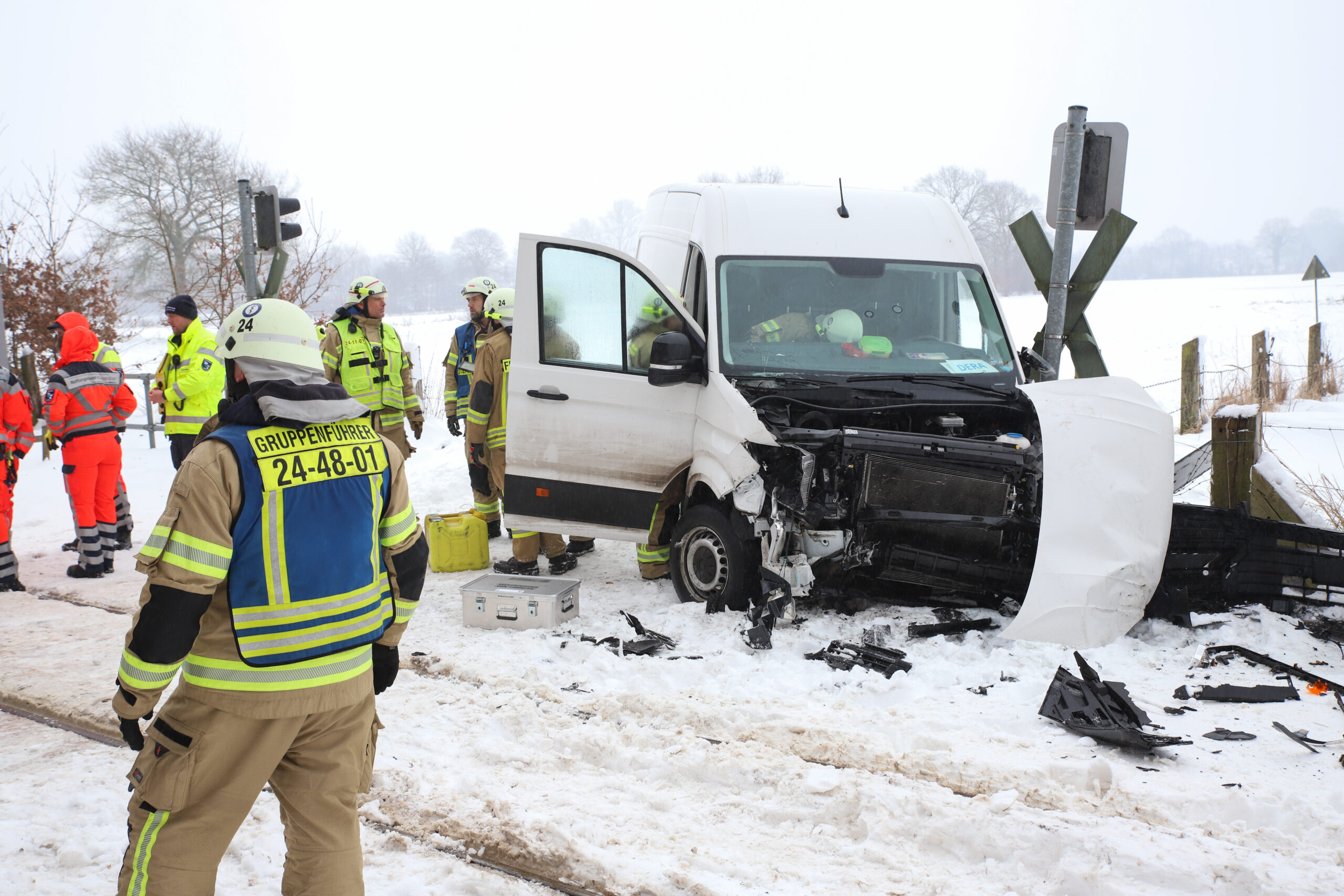 Der VW Crater steht völlig demoliert am Fahrbahnrand