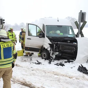 Der VW Crater steht völlig demoliert am Fahrbahnrand