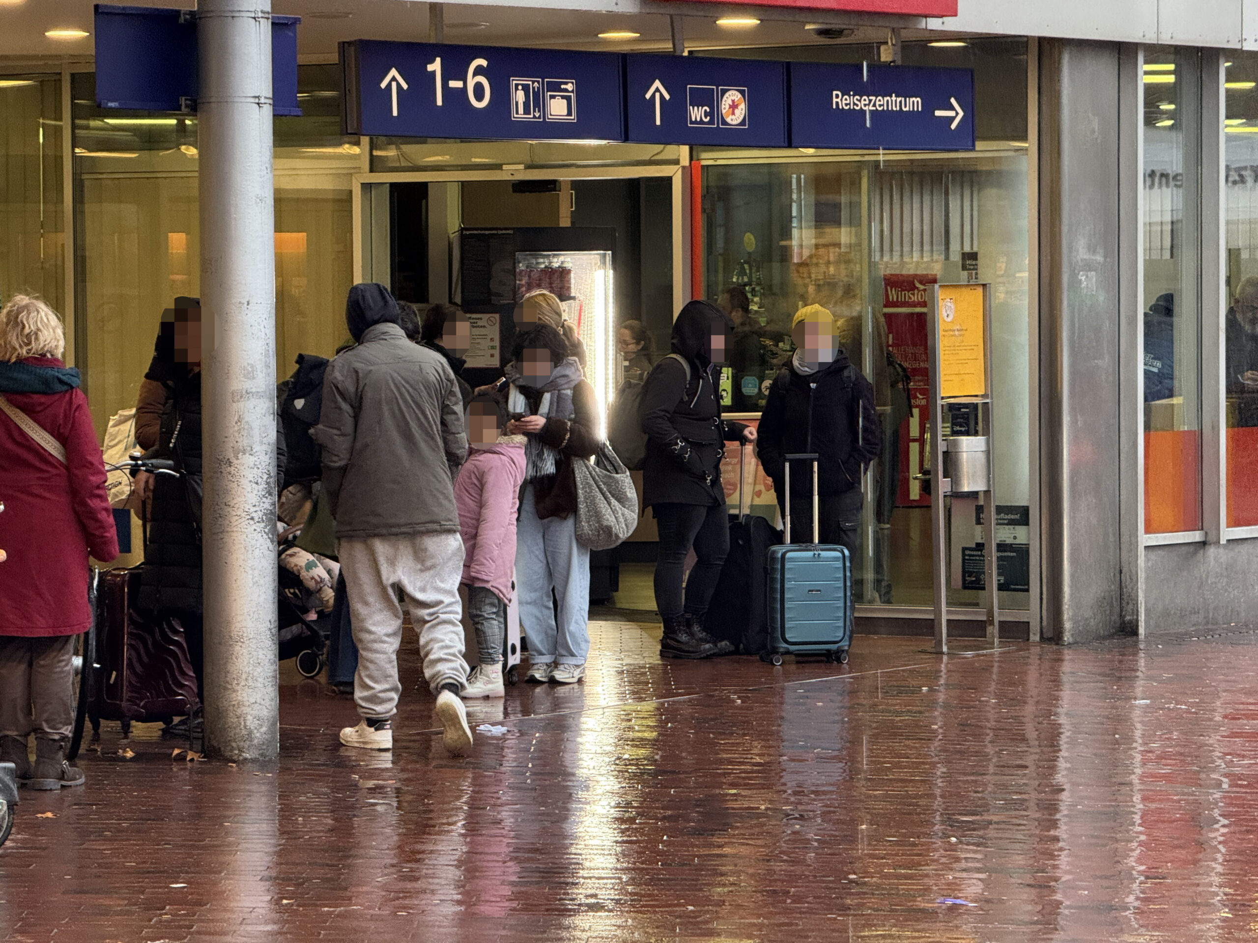 Wartende Fahrgäste am eiskalten 1. Januar am Bahnhof Neumünster.