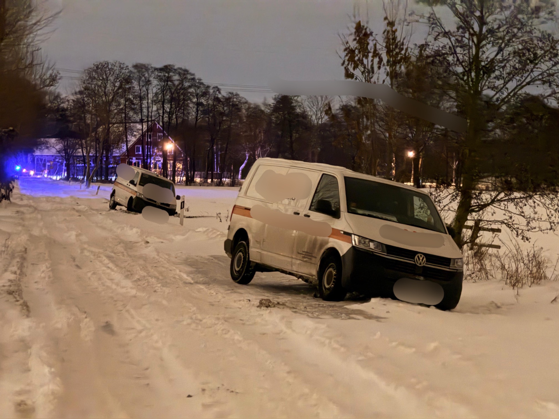Vereiste Fahrbahn und Schneeverwehungen – Straße in Hamburg gesperrt