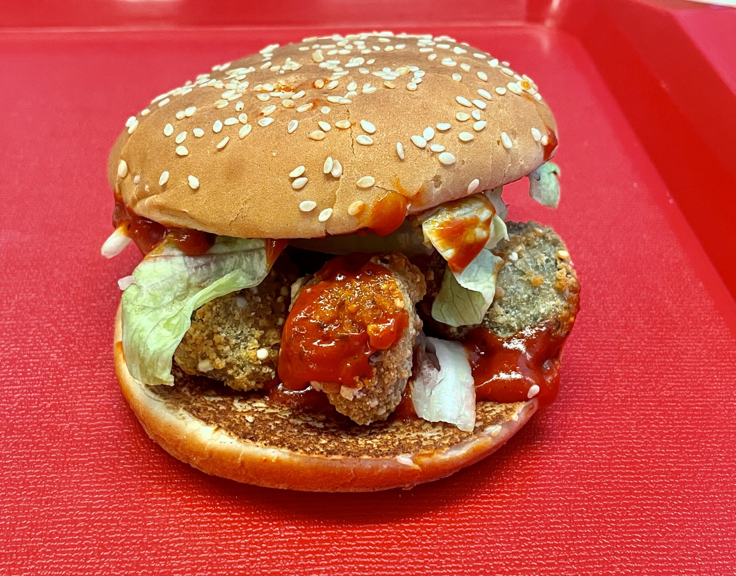 Falafel-Bällchen zwischen den beiden Brötchen-Häften